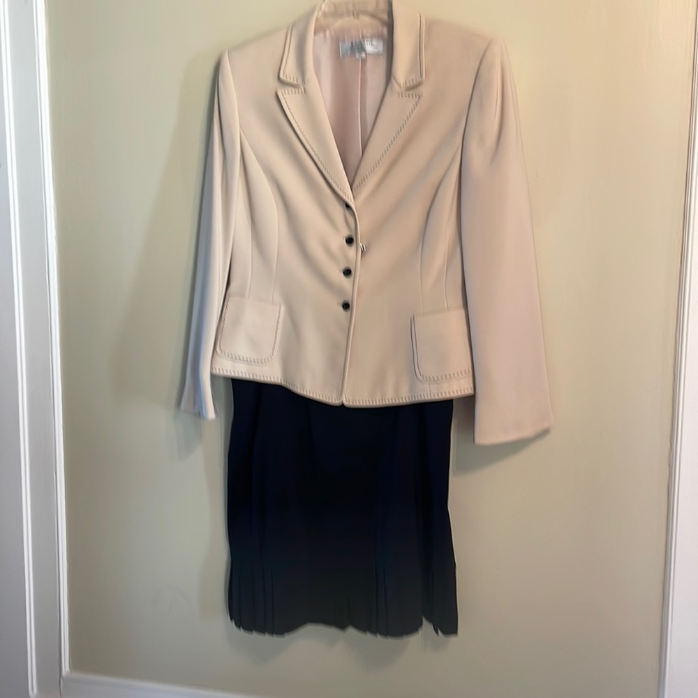 Vintage (early 90’s) Tahari by Arthur Levine suit 14P